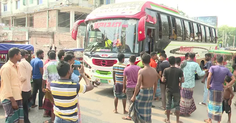 বাস চলাচল বন্ধ করেছে শ্রমিকরা